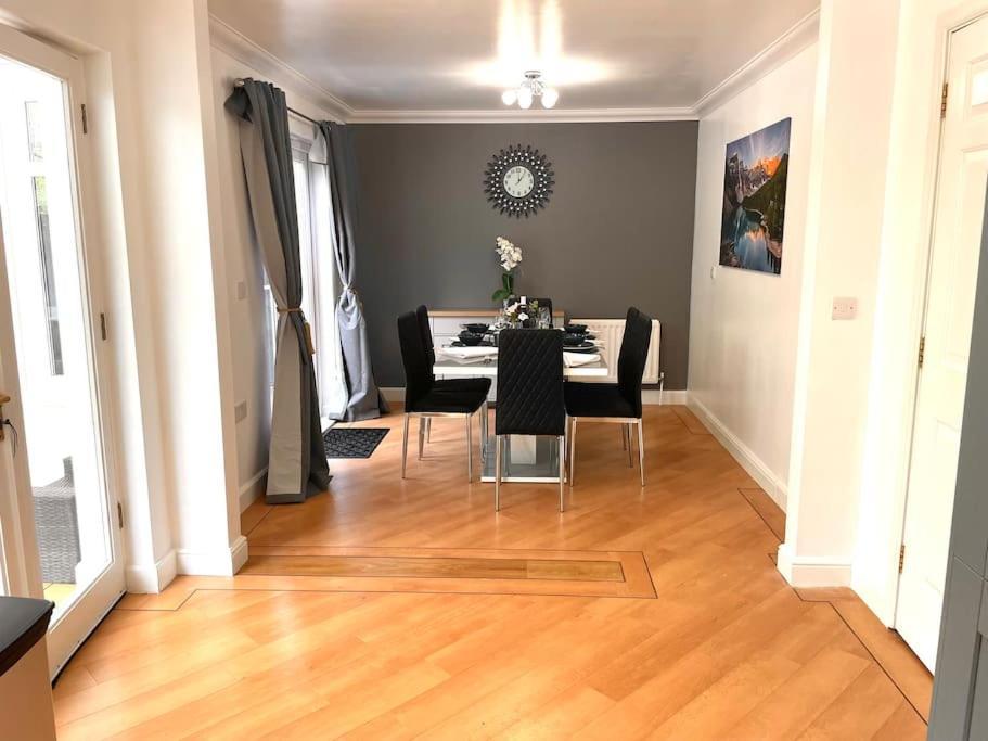 The Woodlands, Shortstay, Ideal For Families, Relocation, Contractors, Travel Stay Horley Zewnętrze zdjęcie