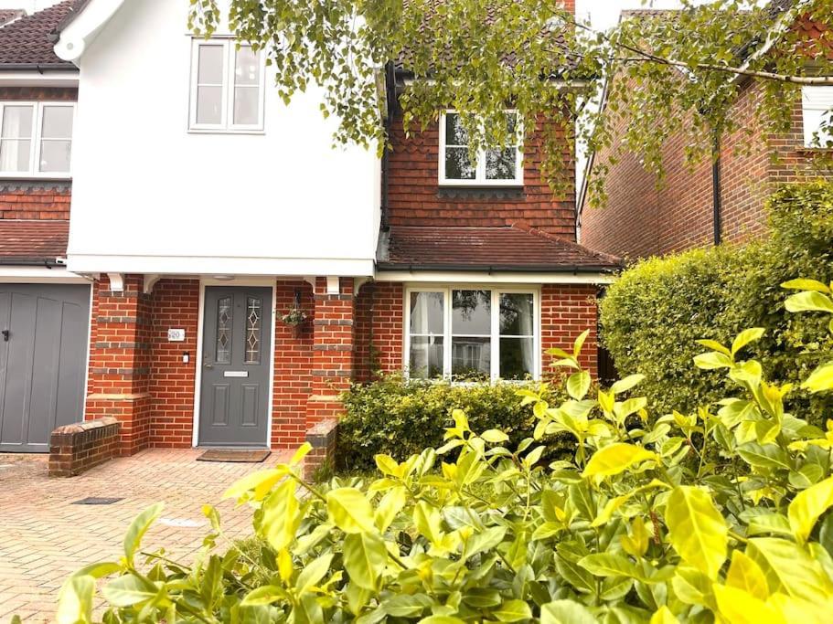The Woodlands, Shortstay, Ideal For Families, Relocation, Contractors, Travel Stay Horley Zewnętrze zdjęcie
