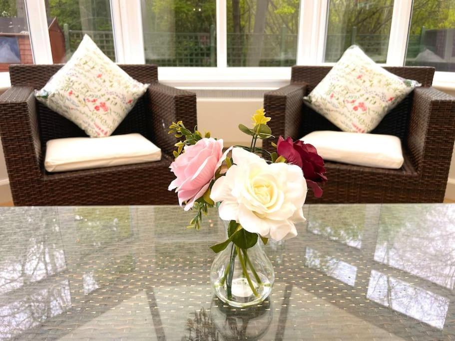 The Woodlands, Shortstay, Ideal For Families, Relocation, Contractors, Travel Stay Horley Zewnętrze zdjęcie