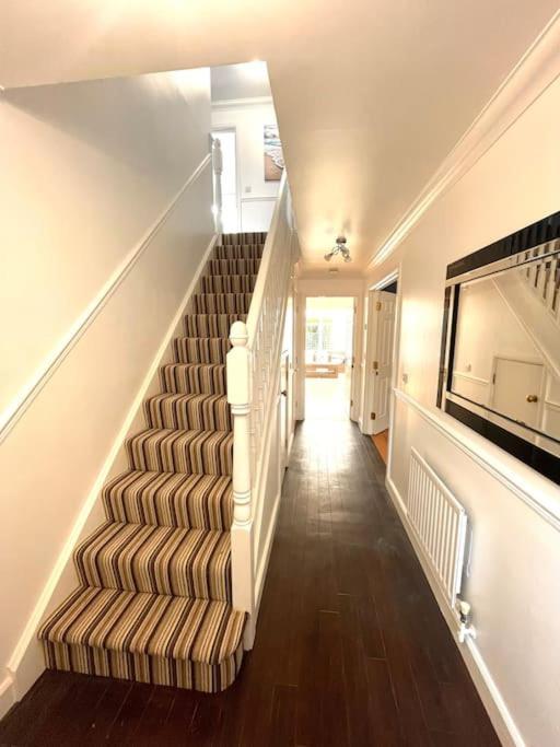 The Woodlands, Shortstay, Ideal For Families, Relocation, Contractors, Travel Stay Horley Zewnętrze zdjęcie