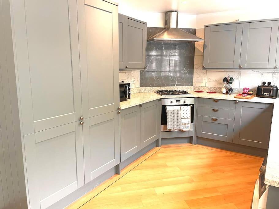 The Woodlands, Shortstay, Ideal For Families, Relocation, Contractors, Travel Stay Horley Zewnętrze zdjęcie