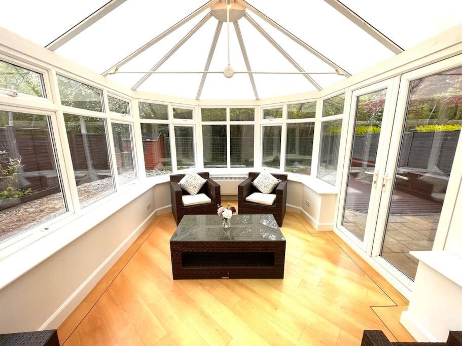 The Woodlands, Shortstay, Ideal For Families, Relocation, Contractors, Travel Stay Horley Zewnętrze zdjęcie
