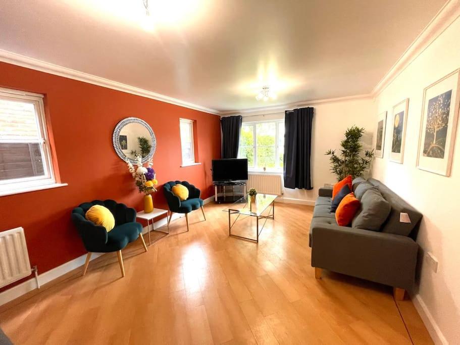 The Woodlands, Shortstay, Ideal For Families, Relocation, Contractors, Travel Stay Horley Zewnętrze zdjęcie