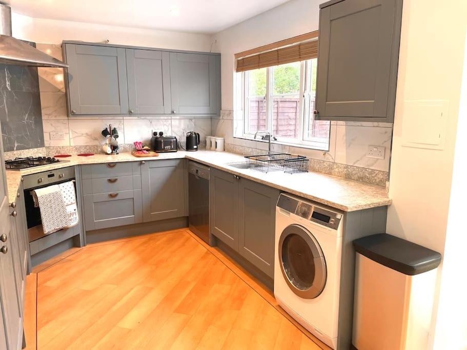 The Woodlands, Shortstay, Ideal For Families, Relocation, Contractors, Travel Stay Horley Zewnętrze zdjęcie